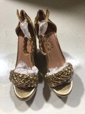 2 X ASSORTED FOOTWEAR TO INCLUDE KRUSH WIDE FIT PLAIT DETAIL 2 PART ESPADRILLE WEDGES GOLD SIZE 4 (DELIVERY ONLY)