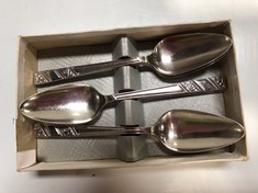 TWO SETS OF VINTAGE FLATWARE TO INCLUDE A 1950S COFFEE BEAN STYLE COFFEE SPOON SET (DELIVERY ONLY)