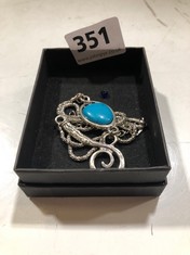 A WHITE METAL NECKLACE FEATURING A BLUE STONE (DELIVERY ONLY)