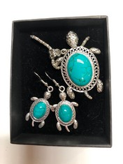 A TURTLE PENDANT AND CHAIN AND A MATCHING SET OF TURTLE EARRINGS, BOXED (DELIVERY ONLY)