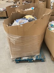 PALLET OF CLOTHES IN DIFFERENT SIZES AND MODELS INCLUDING A CHECKED SHIRT.