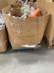 PALLET OF ASSORTED ITEMS INCLUDING DECORATIVE LIGHTS.