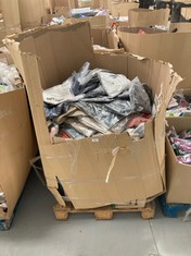 PALLET OF A VARIETY OF CLOTHES IN DIFFERENT SIZES AND MODELS INCLUDING WHITE TROUSERS.