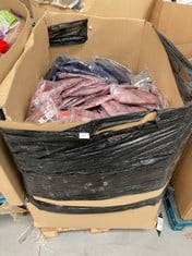 PALLET WITH A VARIETY OF CLOTHES IN DIFFERENT SIZES AND MODELS FOR MEN AND WOMEN.