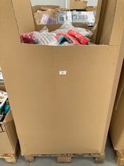 PALLET OF QUANTITY OF CLOTHES OF VARIOUS MODELS AND SIZES INCLUDING WOMEN, MEN AND CHILDREN.