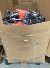 PALLET OF QUANTITY OF WOMEN'S AND MEN'S CLOTHING INCLUDING VARIOUS MODELS AND SIZES.