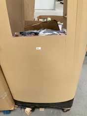 PALLET OF QUANTITY OF WOMEN'S AND MEN'S CLOTHING INCLUDING VARIOUS MODELS AND SIZES.