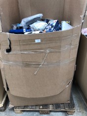 PALLET OF QUANTITY OF ITEMS INCLUDING HEADPHONES .