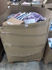 PALLET OF QUANTITY OF CLOTHING INCLUDING WOMEN'S AND MEN'S VARIOUS MODELS AND SIZES.