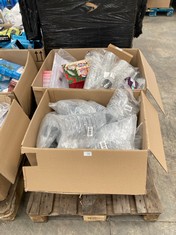 PALLET OF ASSORTED ITEMS INCLUDING SMALL METAL BASKETS.