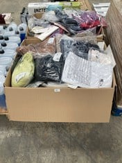 PALLET OF CLOTHES IN VARIOUS MODELS AND SIZES INCLUDING MEN'S PRINTED SWIMWEAR.