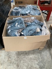 PALLET OF CLOTHES OF VARIOUS MODELS AND SIZES INCLUDING MEN'S TROUSERS.