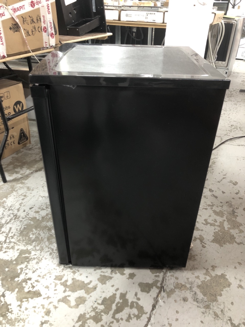 John Pye Auctions RUSSELL HOBBS 60L FREESTANDING FRIDGE (BLACK) MODEL