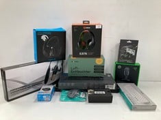 12 X ELECTRONIC ITEMS INCLUDING RAZER SEIREN MINI ELECTRIC MICROPHONE - LOCATION 28A.