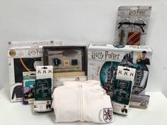 9 X ASSORTED HARRY POTTER ITEMS INCLUDING SOCKS - LOCATION 46B.