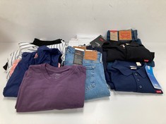 10 X LEVI'S CLOTHING VARIOUS SIZES AND STYLES INCLUDING MEN'S BLACK POLO SHIRT SIZE M - LOCATION 41A.