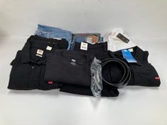 10 X LEVI'S CLOTHING VARIOUS SIZES AND STYLES INCLUDING BLACK T-SHIRT SIZE XL - LOCATION 45A.