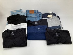10 X LEVI'S GARMENTS VARIOUS SIZES AND MODELS INCLUDING WOMEN'S JEANS SIZE L - LOCATION 45A.