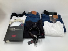 10 X LEVI'S GARMENTS VARIOUS SIZES AND MODELS INCLUDING BELT SIZE 100 - LOCATION 45A.