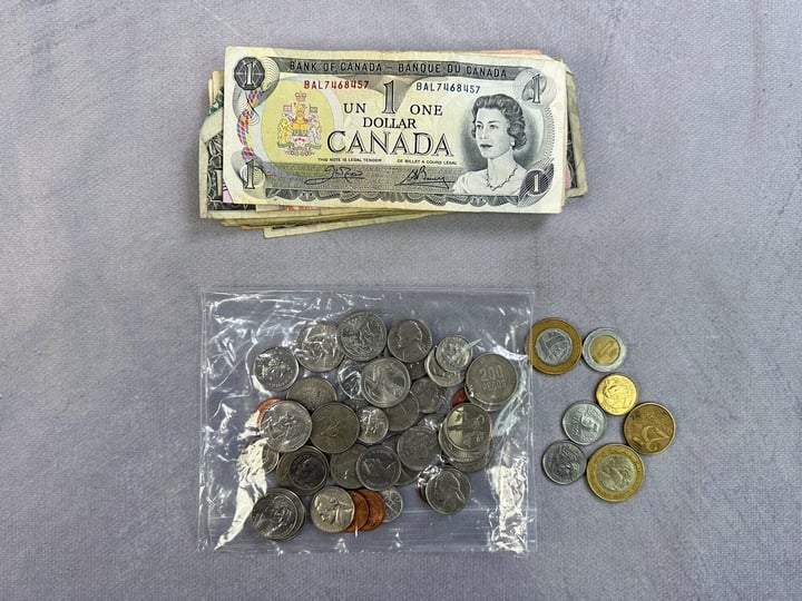 Selection Of Currency, Including Approx 13 US Dollars and Coins, 1 Canadian Dollar and Coins, 300 Argentina Pesos, 3 Cuban Pesos, Mexican Pesos Coins, Brazil Centravos Coins,  (VAT ONLY PAYABLE ON BU