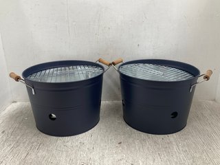 2 X GARDEN TRADING ROUND BUCKET BBQ IN CARBON - STEEL: LOCATION - E9