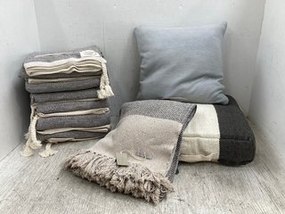 QTY OF HOME DECOR TO INCLUDE STAR KNITTED CUSHION IN GREY: LOCATION - E9