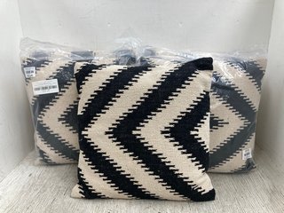 QTY OF HOME DECOR ITEMS TO INCLUDE LIGHT & LIVING ARROCCA HOOK PRINT CUSHION IN BLACK/WHITE: LOCATION - E9