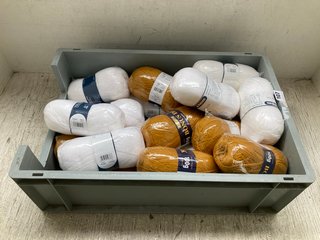 QTY OF KNITTING ITEMS TO INCLUDE WHITE AND BROWN COTTON WOOL ROLLS: LOCATION - J5