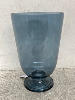 LIBRA GRACE HURRICANE GLASS VASE IN LIGHT BLUE: LOCATION - E8