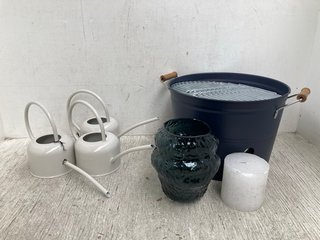 QTY OF OUTDOOR ITEMS TO INCLUDE GARDEN TRADING WATERING CANS: LOCATION - E8