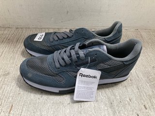 REEBOK TRAINERS IN NAVY/GREY SUEDE UK SIZE UK 9: LOCATION - J6