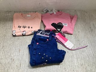 QTY OF KIDS CLOTHING ITEMS TO INCLUDE ALGIE MINI PINK HEART DESIGN T-SHIRT: LOCATION - J6