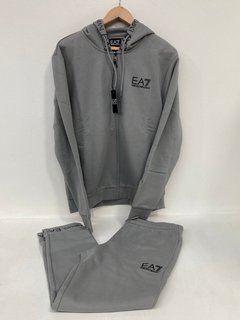 EA7 BRANDED HOOD SHARKSKIN TRACKSUIT IN GREY UK SIZE LARGE - RRP £160: LOCATION - FRONT BOOTH