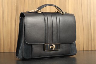 TOMMY HILFIGER TH CHIC LEATHER CROSSBODY BAG IN NAVY - RRP £200: LOCATION - FRONT BOOTH