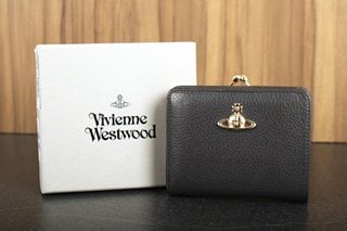 VIVIENNE WESTWOOD LEATHER WALLET WITH COIN POCKET AND GOLD CLASP - RRP £135: LOCATION - FRONT BOOTH