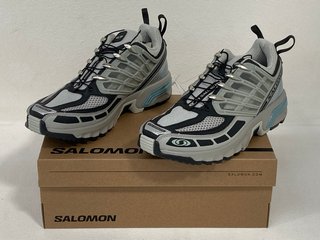 SALOMON ACS PRO TRAINERS IN PHANTOM AND ARONA UK SIZE 7 - RRP £180: LOCATION - FRONT BOOTH