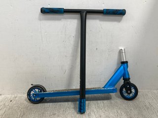 LIONELO WHIZZ NEO STUNT SCOOTER IN BLUE/WHITE/BLACK: LOCATION - I14