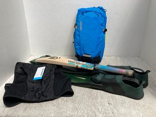 3 X SPORT ITEMS TO INCLUDE SKI SHOE PADDLES IN DARK GREEN: LOCATION - I10