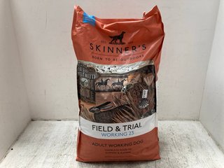 15KG BAG OF SKINNER'S FIELD & TRIAL WORKING 23 DOG FOOD BBE: 22/04/2025: LOCATION - C 2