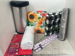 QTY OF ASSORTED HOMEWARE ITEMS TO INCLUDE 2 X PILLOW PERFECT OUTDOOR SUNFLOWER SEAT CUSHIONS IN MULTI COLOUR: LOCATION - WA7