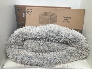 2 X SQUARE PET PENS IN GREY TO ALSO INCLUDE LARGE ROUND PET BED IN GREY: LOCATION - WA9