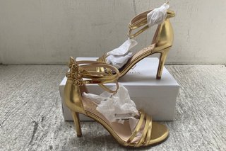 PAIR OF CARATS PARIS XXIV LATINA QUEEN HEELS IN GOLD - EU 39: LOCATION - A17