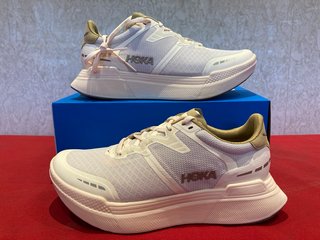 HOKA UNISEX TRANSPORT-X ROAD RUNNING SHOES IN VANILLA/WHEAT - SIZE UK6 - RRP £160: LOCATION - BOOTH
