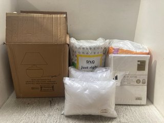 QTY OF ASSORTED BEDDING/HOMEWARE ITEMS TO INCLUDE SLUMBERDOWN KINGSIZE DUVET: LOCATION - A17