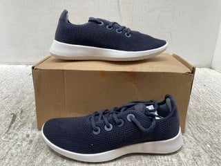 ALL BIRDS WOMENS TREE RUNNER TRAINERS IN NAVY NIGHT/WHITE - SIZE UK 7-7.5: LOCATION - B5