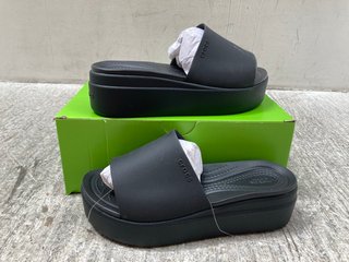 CROCS WOMENS BROOKLYN SLIDERS IN BLACK - SIZE UK 4: LOCATION - B7