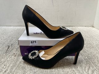 LOTUS BLACK RADIANCE COURT SHOES - SIZE UK6: LOCATION - B9