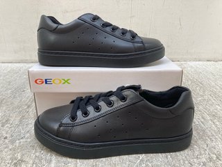 GEOX J NASHIK BOYS LACE TRAINERS IN BLACK - SIZE UK1.5: LOCATION - B9