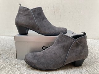 GABOR WOMENS TRUDY PEPPER SUEDE BOOTS IN GREY - SIZE UK6.5: LOCATION - B9