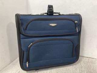 TRAVEL SELECT TRAVEL CASE ON WHEELS WITH HANDLE IN NAVY/BLACK: LOCATION - WA4